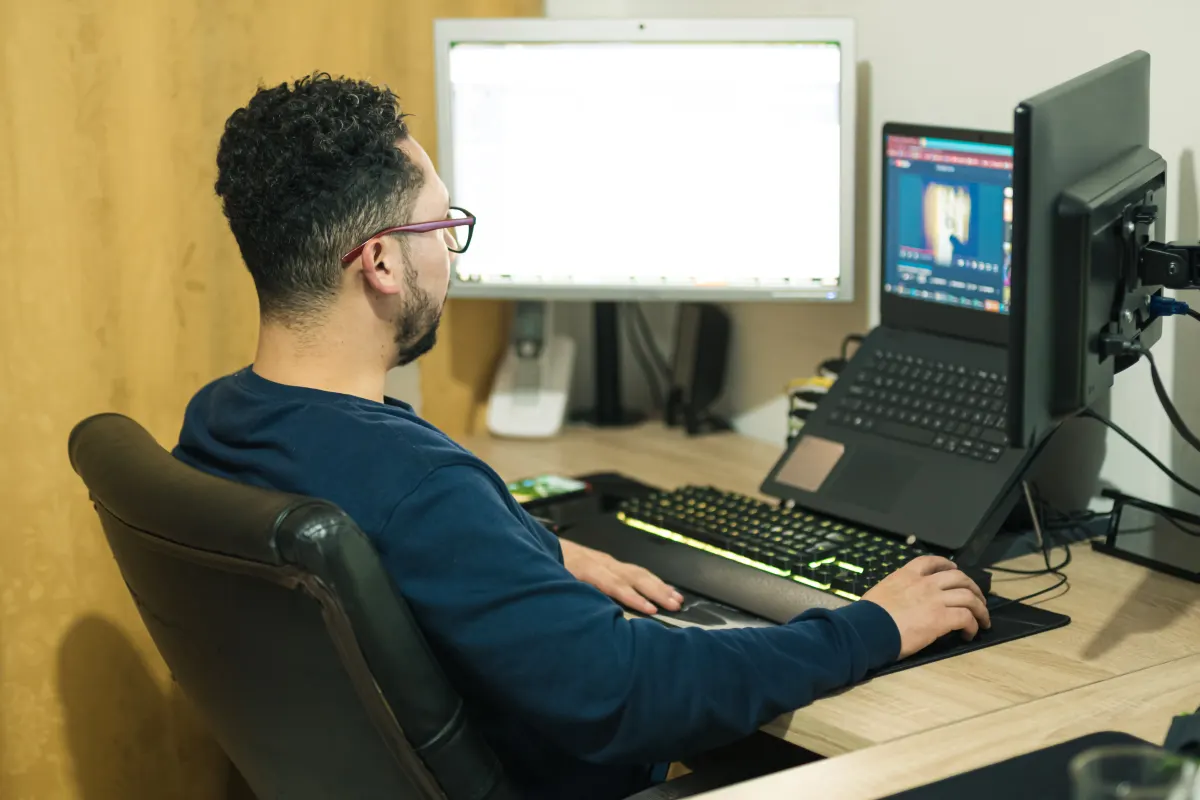 Programmer-working-remotely-from-home-and-developi-2024-05-27-02-04-21-utc